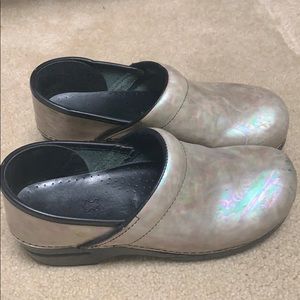 Dansko pearl clogs size 40 women’s
